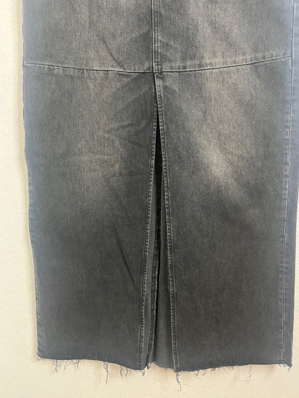 Reformation Jeans Black Denim Midi Skirt Raw Hem Front Slit Size 31 - Picture 6 of 7
